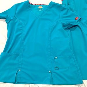 Dickies Xtreme stretch scrub set top is medium bottom is small